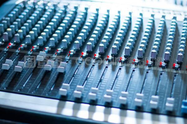 錄音棚混音臺(tái)專業(yè)音樂制作