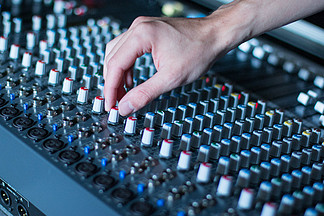 在錄音室進(jìn)行專業(yè)音樂制作。音響工程師正在工作。